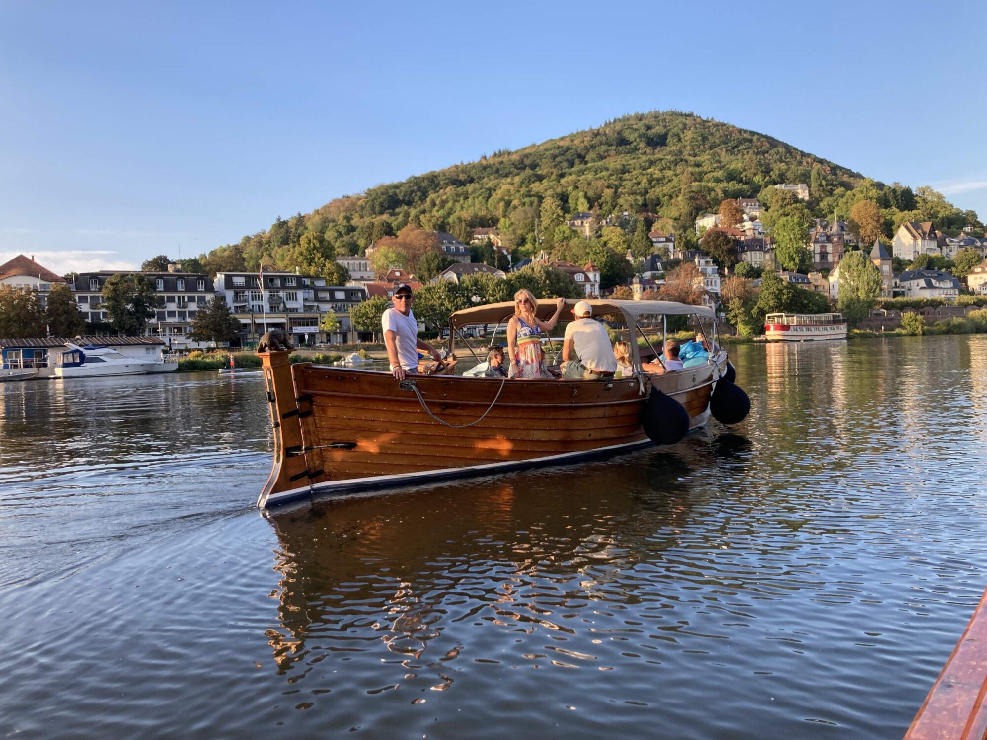 Menschen auf einem Holzboot auf dem Neckar in Heidelberg