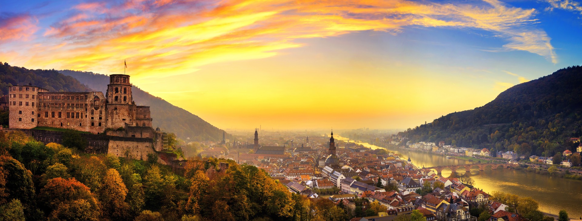 Panoramaaufnahme von Heidelberg bei Sonnenaufgang.
