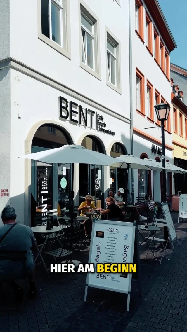 Wer kennt es nicht?🍨🥯 Direkt an der Fußgängerzone lässt es sich hier bei Kuchen, Waffeln oder auch deftigen Bagels gut aushalten 🥰 Wir haben es für euch getestet und definitiv für sehr gut empfunden ☺️👌

#heidelberg #niceguides #tourguide #travelguide #sightseeing #café #kuchen #waffeln #bagels #eismanufaktur #bent